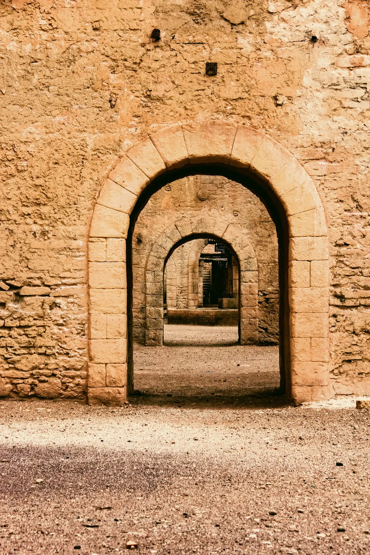Enfilade de passages voûtés en pierre calcaire blonde