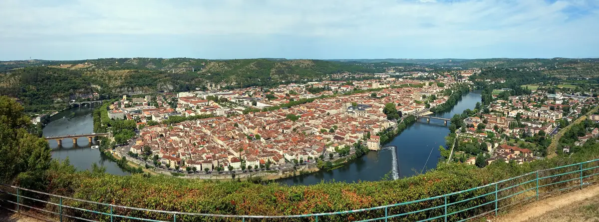 Cahors vue du mont Saint-Cyr : la ville tout entière dans la boucle du Lot