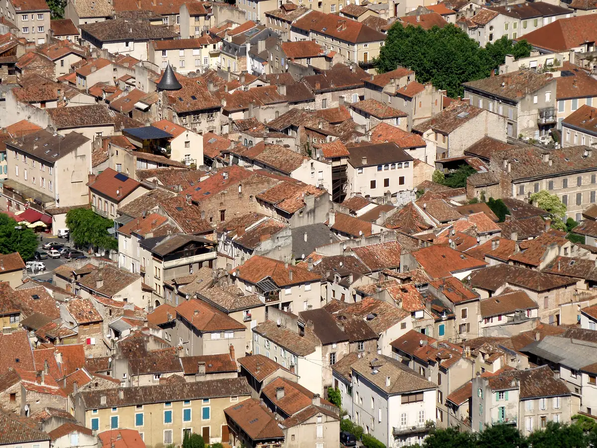 Les toits de tuiles du vieux Cahors vus du mont Saint-Cyr