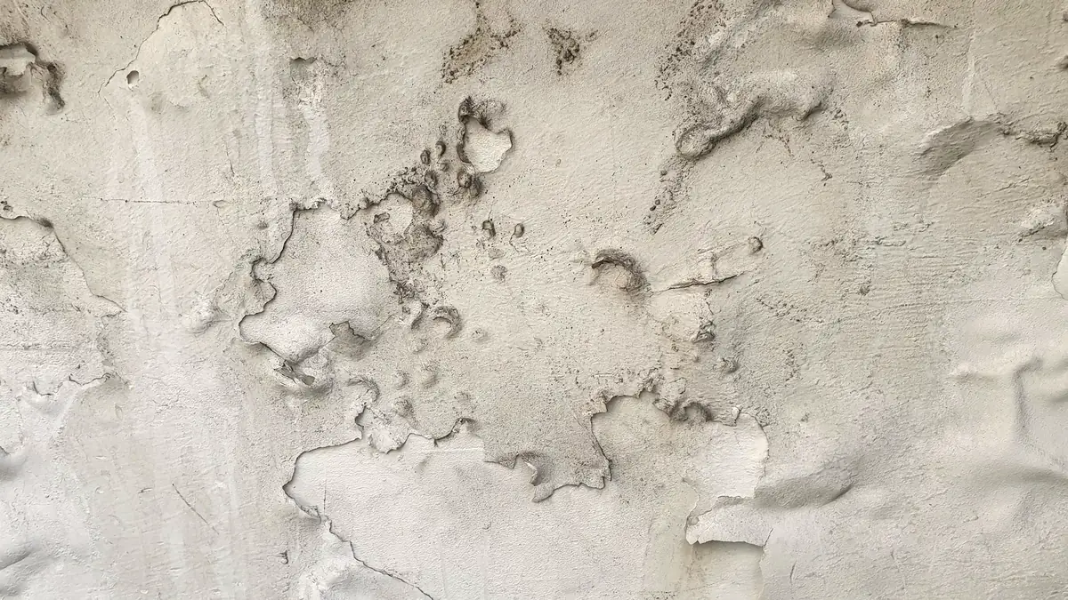 Enduit ancien qui cloque et se décolle par plaques