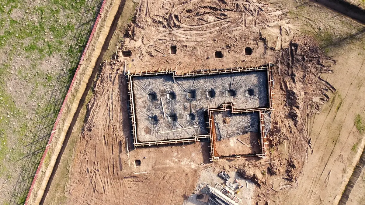 Fondations d’une maison vues du ciel, au milieu d’un terrain terrassé