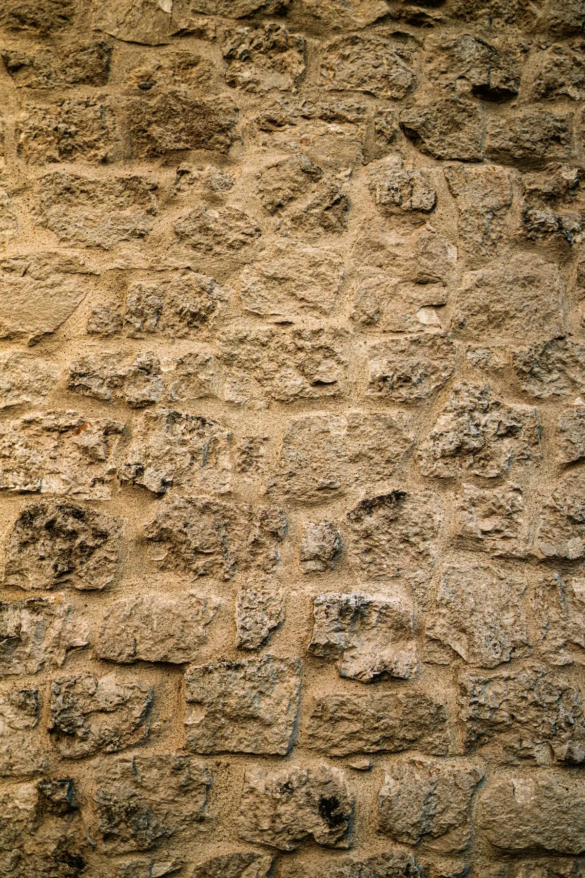 Mur de moellons calcaires blonds aux joints largement garnis de mortier