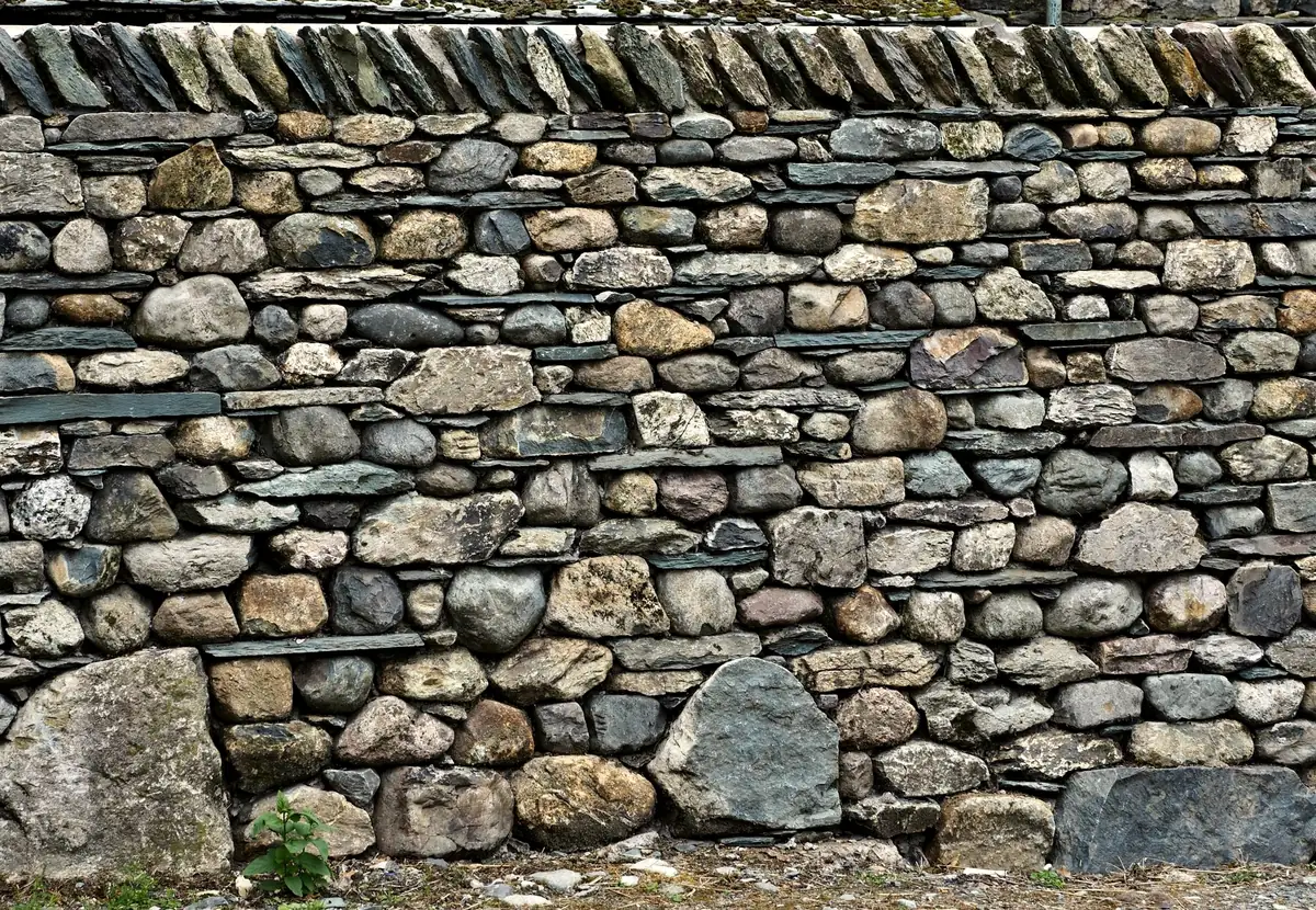 Mur de moellons et de galets montés en assises irrégulières