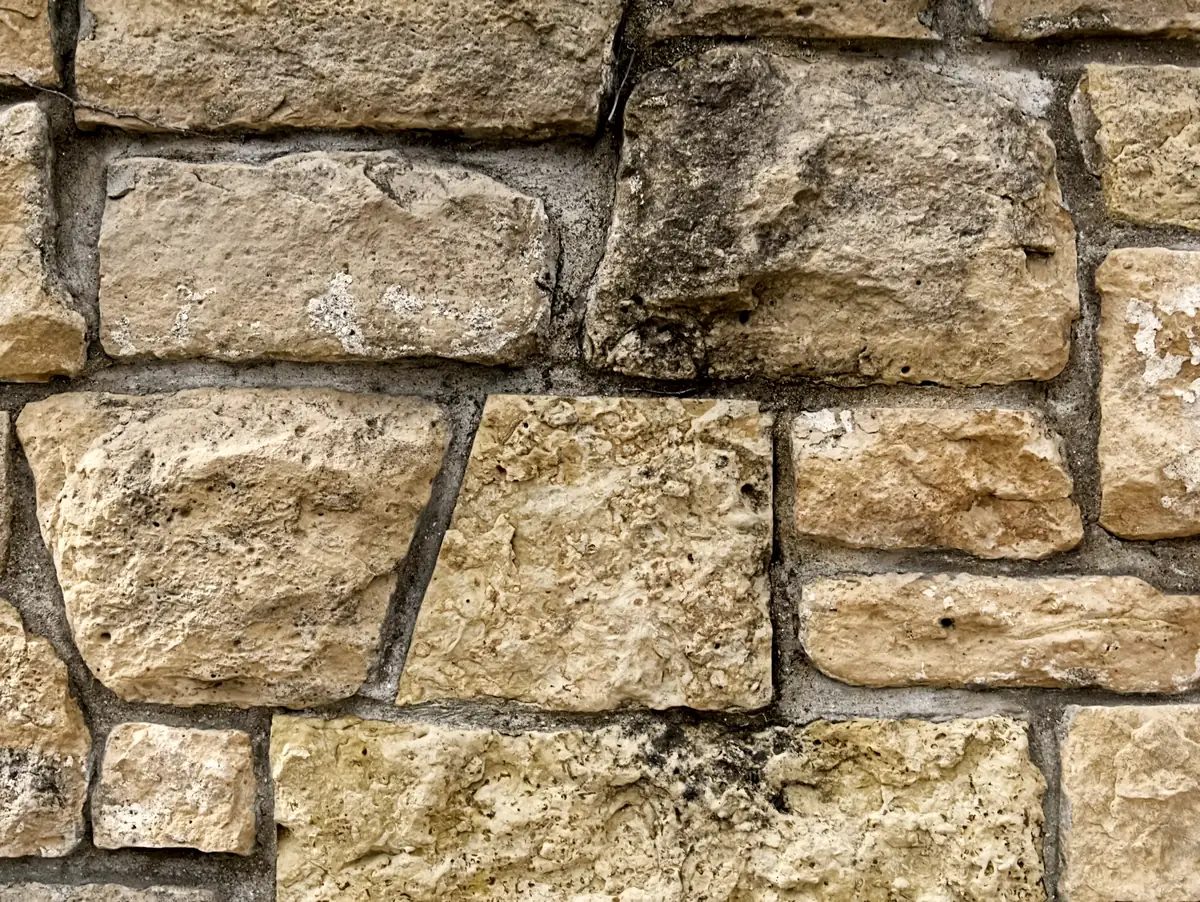 Mur de moellons calcaires blonds aux joints de mortier clair