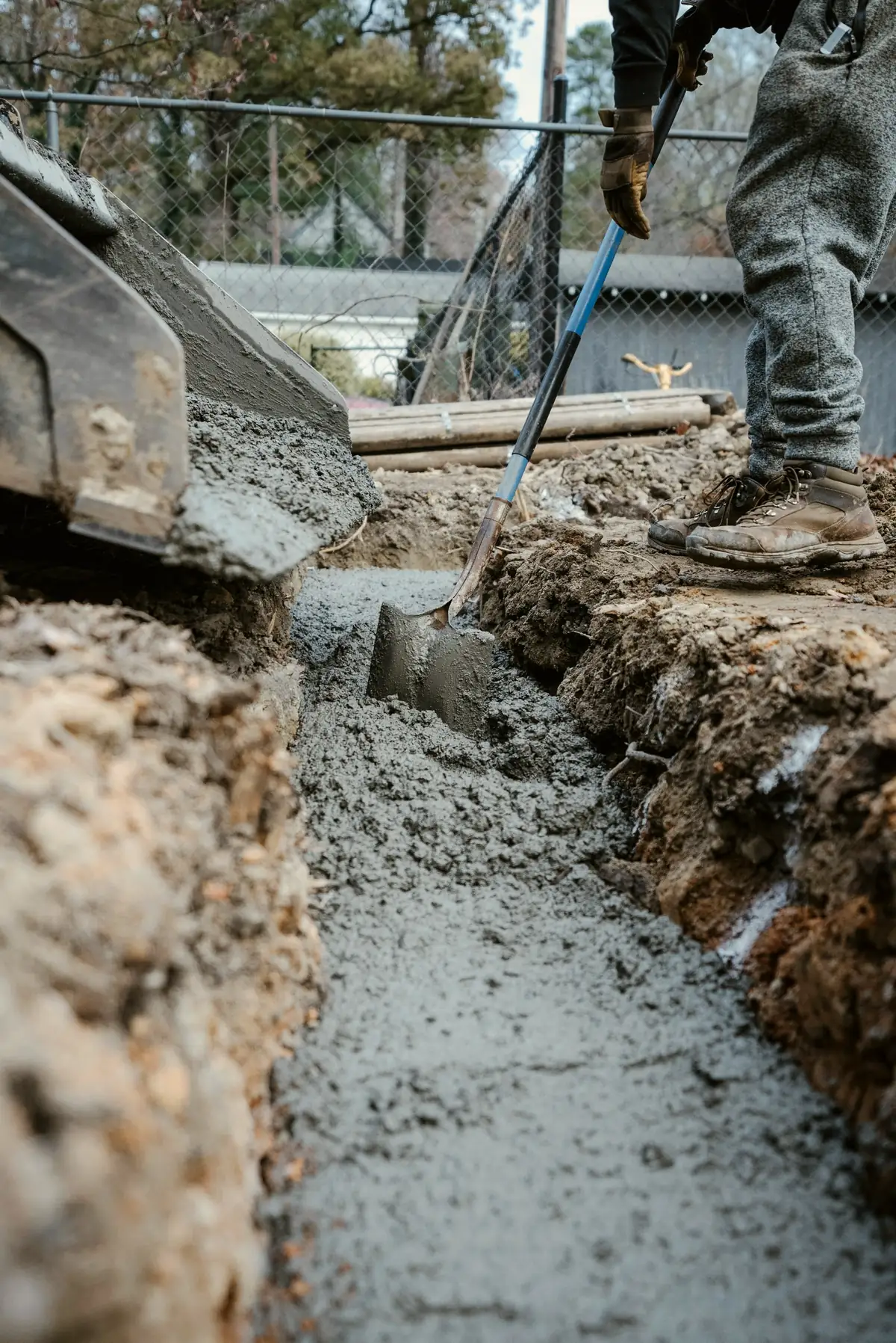 Béton frais coulé dans une tranchée de fondation