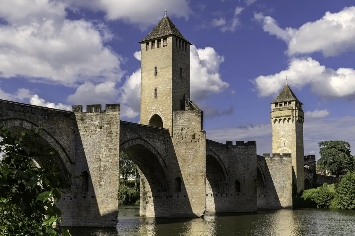 Le pont Valentré à Cahors : tours carrées et arches gothiques au-dessus du Lot